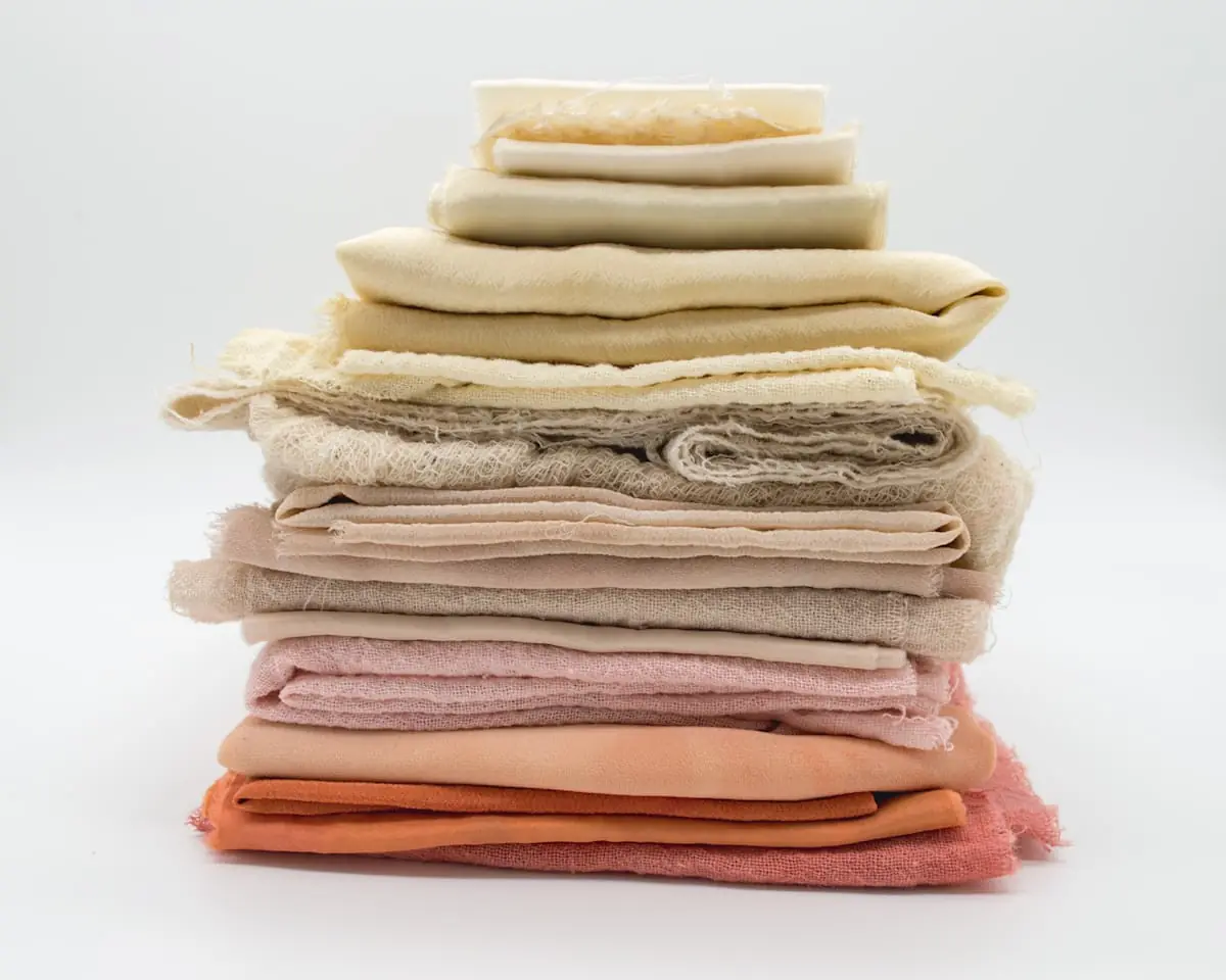 Összehajtott természetes árnyalatú textilek