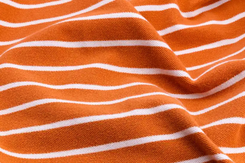 Narancsszínű csíkos textil részlete