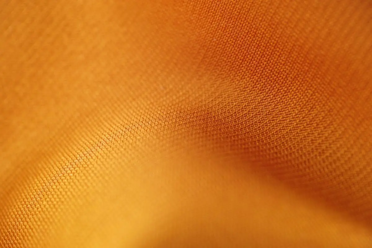 Meleg narancsszínű textil közelről