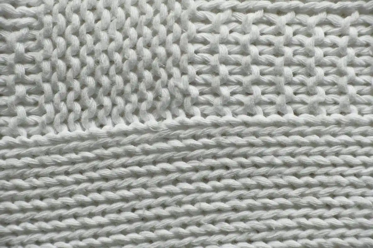 Textil és szabászati részlet az Ivorielle Atelier műhelyéből