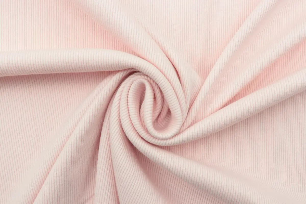Halvány rózsaszín textil lágy hajtásokkal