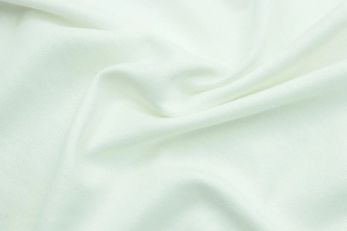 Világos, lágy esésű textil közelről