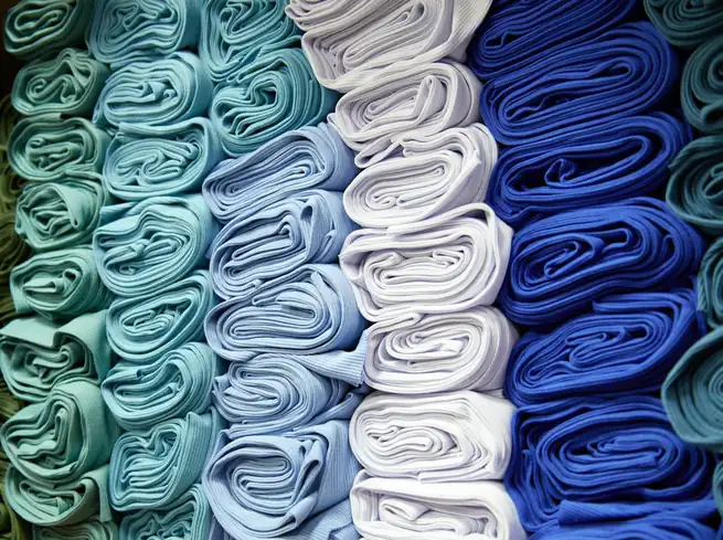Tekercselt és hajtogatott textilek kék árnyalatokban